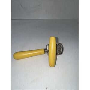 D11 VINTAGE EDLUND JUNIOR NO.5 YELLOW WOOD HANDLE '50's CAN OPENER